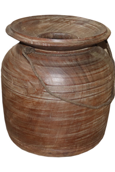 Ancien pot en bois de conservation. Inde