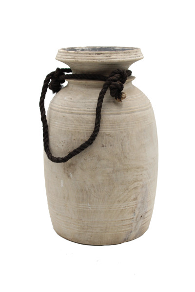 Ancien pot en bois. Inde
