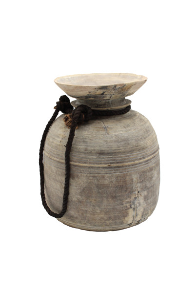 Ancien pot en bois. Inde