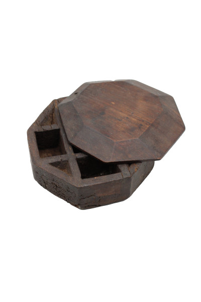Ancienne boite en bois sculpté. Inde