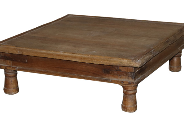 Ancienne petite table basse en bois . inde