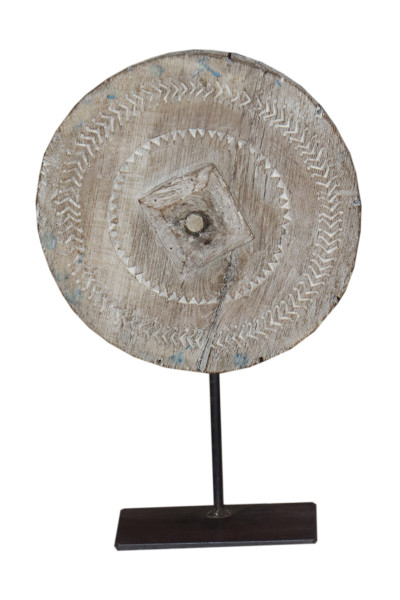 Ancienne roue de poulie sur socle.inde