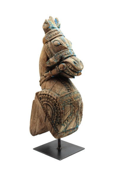 Ancienne tête de cheval en bois sur socle. Inde