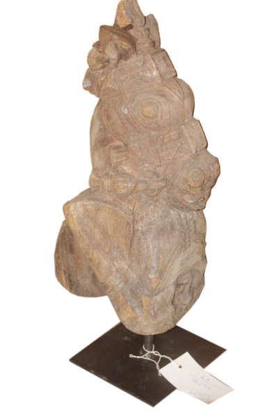 Ancienne tête de cheval en bois sur socle. Inde