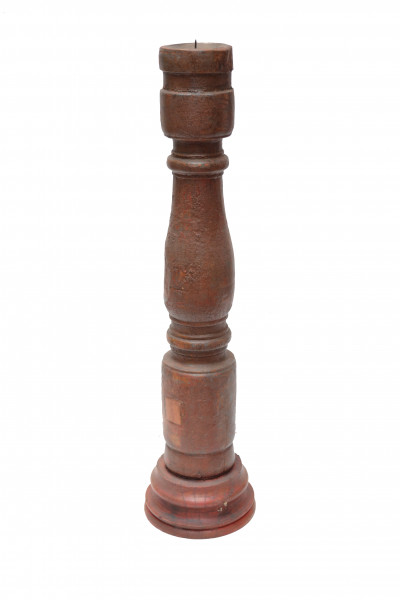  Ancien pied de table en bois servant de bougeoir