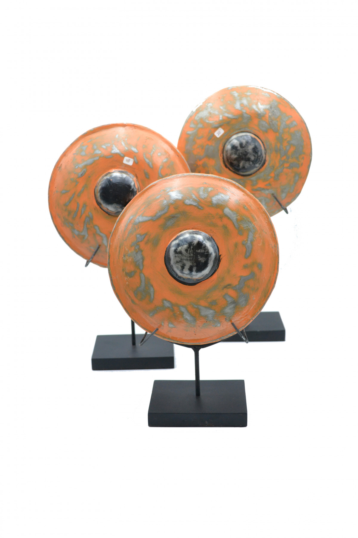 Set 3 gongs orange sur socle en métal. Indonésie 1