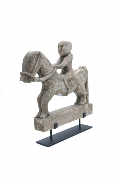 Cavalier en pierre sur socle