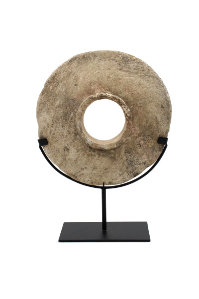 Disque en pierre sur socle. Indonésie