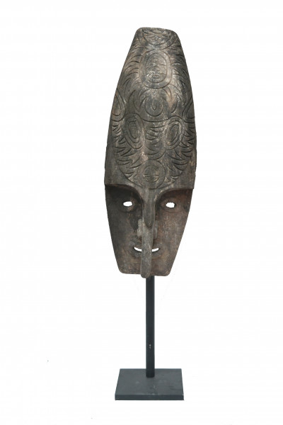 Grand masque en bois patiné sur socle métal. Indonésie