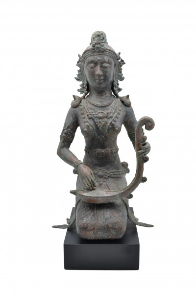 Musicienne assise en bronze sur socle
