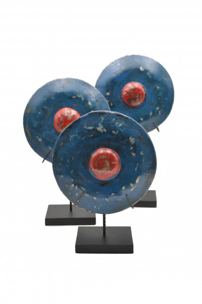 Set 3 gongs bleu sur socle en métal. Indonésie