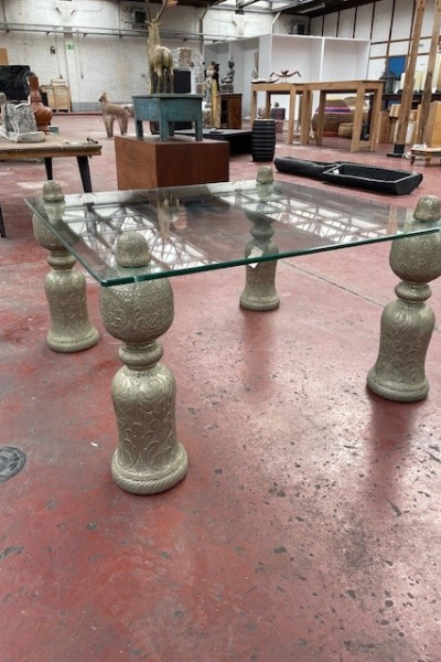 Table basse en verre trempé pieds en bois et nikel