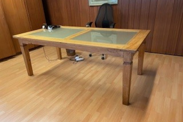 Table en bois de teck ancien – verre sablé – pieds démontables