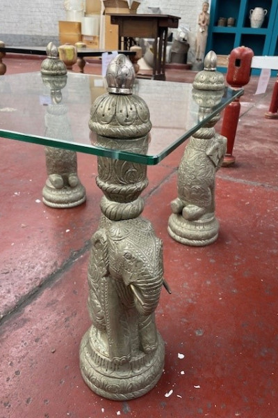 Table en verre pieds éléphant