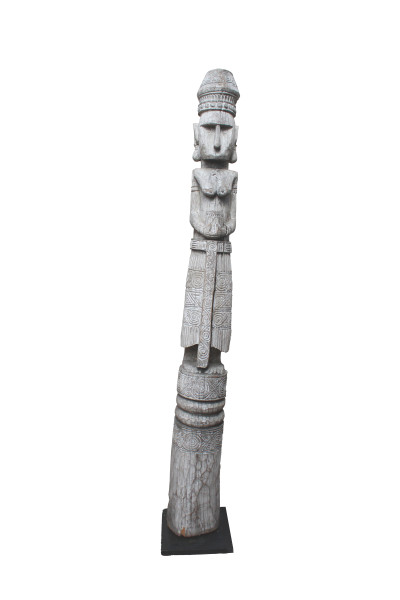 Totem en bois sur pied