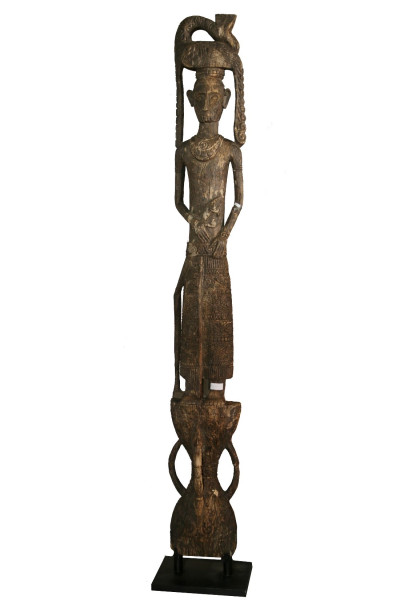 Totem en bois sur pied
