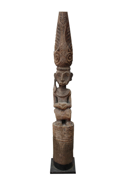 Totem en bois sur pied