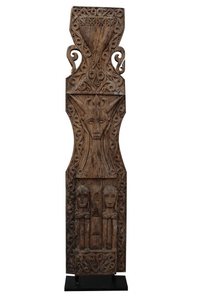 Totem en bois sur pied