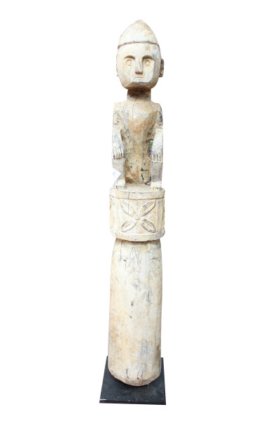 Totem en bois sur pied