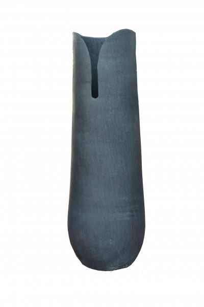 Vase en bois noir